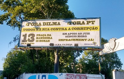 Outdoors e cartazes (lambe-lambe) foram espalhados pela cidade para divulgar a manifesta‹o