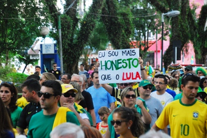 Cartazes tambŽm fizeram parte dos protestos