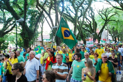 Com a bandeira do Brasil, camisetas verde e amarelas e outros adereos pœblico manifestou sua indigna‹o com a pol’tica do pa’s