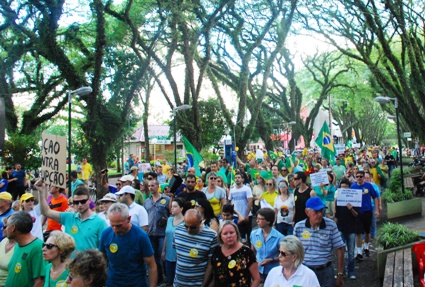 De acordo com a Brigada Militar cerca de 1, mil santa-cruzenses foram ˆs ruas