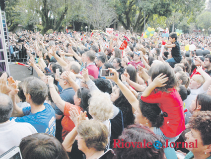 Público compareceu em peso na Praça Getúlio Vargas: segundo a Prefeitura, cerca de 15 mil pessoas acompanharam a passagem da tocha