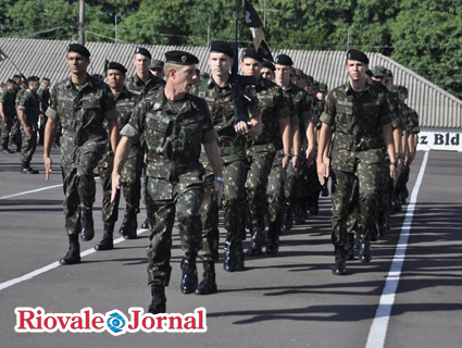  Jovens marcharam pela primeira diante do comandante, como integrantes do efetivo do 7º BIB