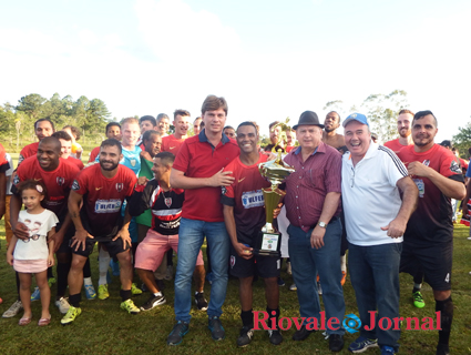 Capitão Redondo, do Senai, levantou a taça de campeão