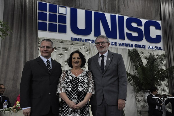 Rafael Henn, vice-reitor eleito, Carmen Lúcia de Lima Helfer, reitora da Unisc e Eltor Breunig, vice-reitor que se despede do cargo