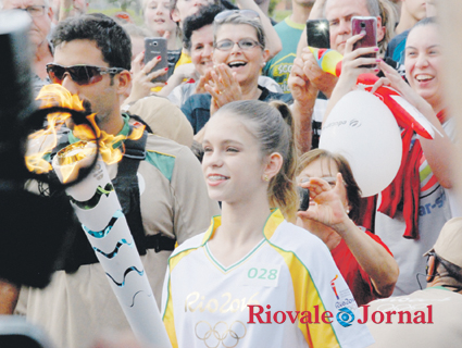 Roberta Etges foi a primeira condutora da tocha em Santa Cruz do Sul: um momento especial da patinação