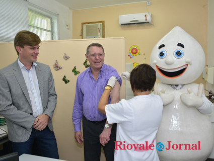 Henrique Hermany e Telmo Kirst na abertura da campanha de vacinação