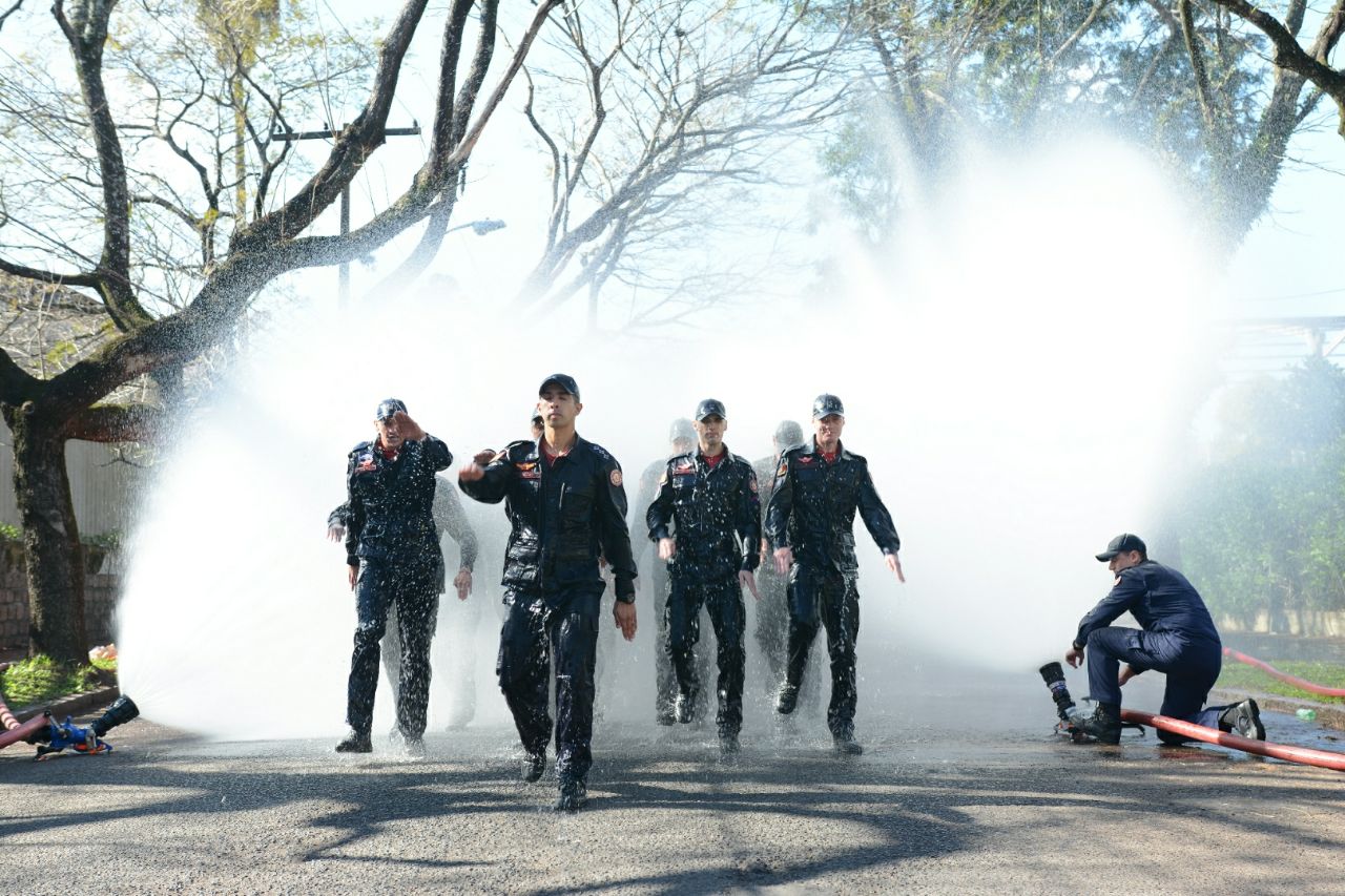 Formandos passaram pelo banho de batismo dos bombeiros, ato que é tradicional na corporação para marcar a entrada dos soldados na instituição