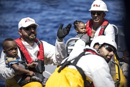 Em botes, escondidos atŽ mesmo nos por›es, muitos deles s‹o encontrados abarrotados, com frio, fome e sede.  