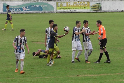 As duas equipes reclamaram da atuação da arbitragem durante a partida