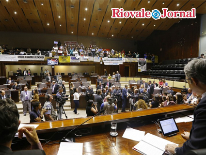 Deputados têm discutido projetos até a madrugada para chegarem à aprovação