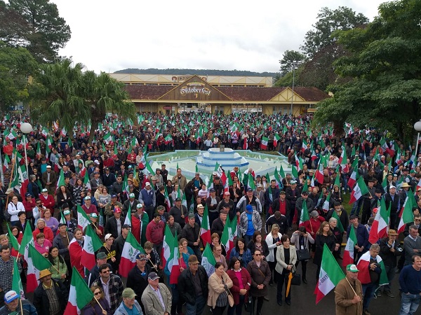 A manifestação iniciou pela manhã em frente ao parque da Oktoberfest