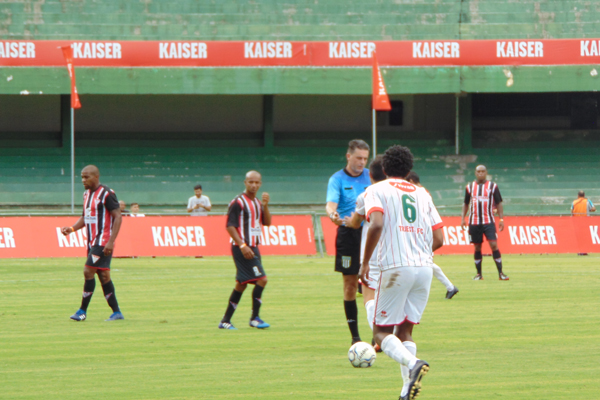 Bela Vista (de uniforme tricolor) enfrentou o Trieste do Paraná