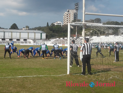 Chacais em um dos seus ataques que tiveram sucesso na partida: time encaixou seu jogo ofensivo e venceu na estreia