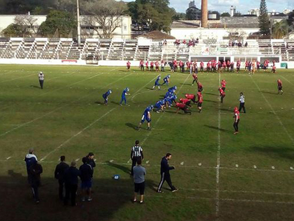 Chacais, jogando de azul, derrotou a equipe da capital neste domingo