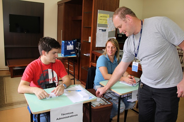 Podem votar estudantes, funcionários e professores, além de membros da Apesc