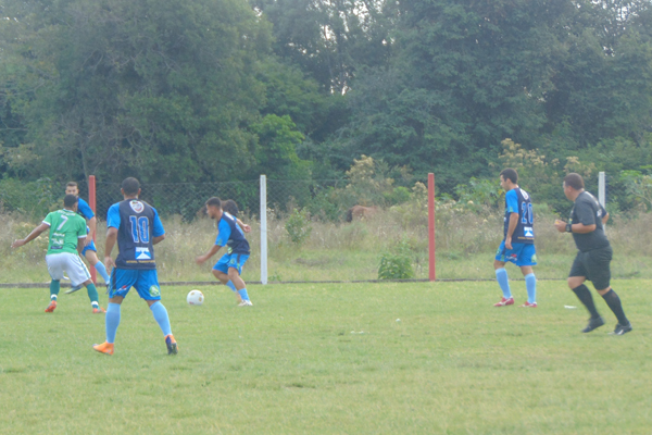 Esmeralda (uniforme azul) venceu mais uma e mantém 100% de aproveitamento no campeonato