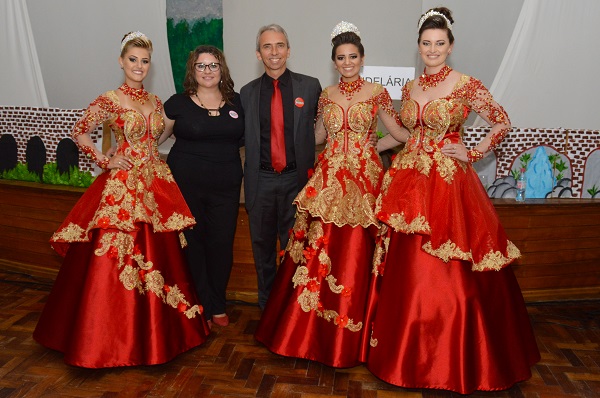 Presidente Patricia Steffanello, Prefeito Paulo Butzge e as soberanas marcaram presença na solenidade de lançamento