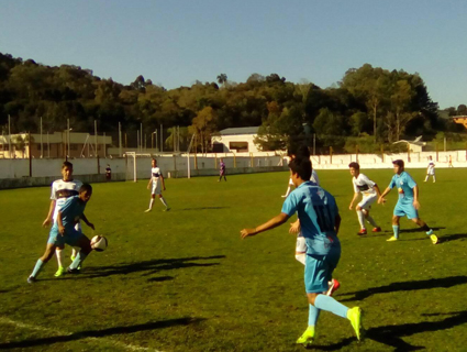 FC Santa Cruz garantiu mais uma vitória na tarde deste sábado, desta vez sobre o PRS (time de uniforme celeste)