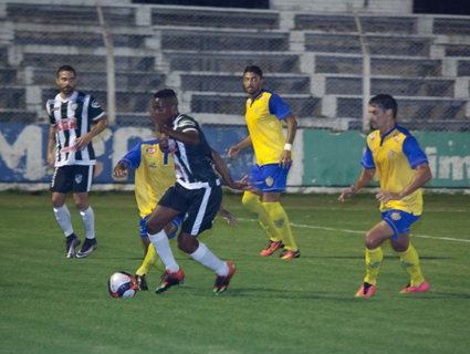 Santa Cruz fez um gol em cada tempo e entrou no G4 classificatório