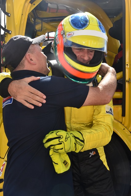 Festa de membros da equipe RM Competições para o pole position Felipe Giaffone