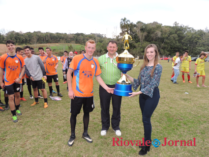 Capitão Lisandro marcou dois gols e recebe o troféu da Copa CFC Celso 