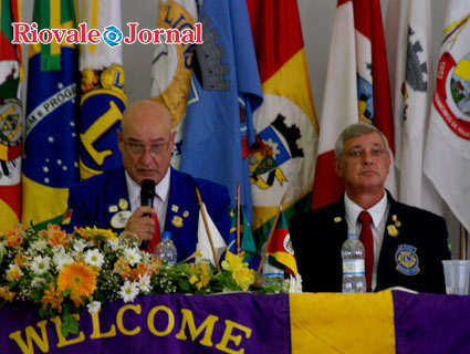 Governador do Distrito LD2, Carlos Enor Lindemann (de azul) durante uma das plenárias