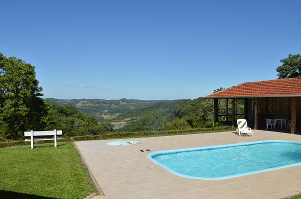 Piscina e quiosque possuem uma linda vista para o vale