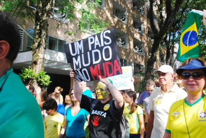 Frases de revolta estampadas nos cartazes