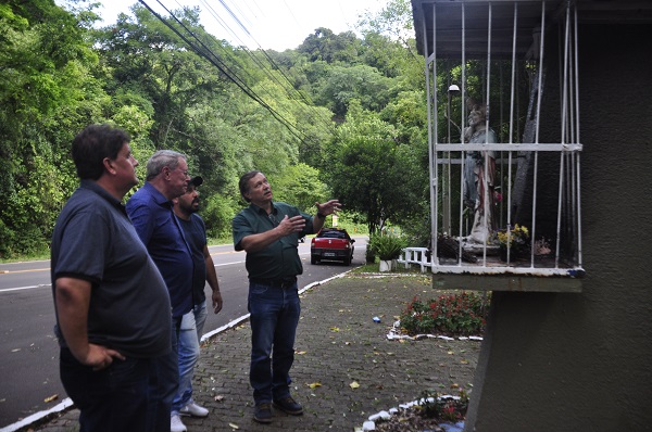 Telmo Kirst, Leandro Kroth e o artista plástico Olir Dutra visitaram a imagem atual de São Cristóvão