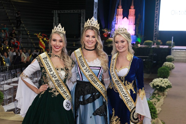 A Rainha Ana Julia Metz e Princesas Alline Luiza Bellina e Bruna Gabriela Cruz são as meninas que divulgarão o nome da maior festa germânica do Rio Grande do Sul 