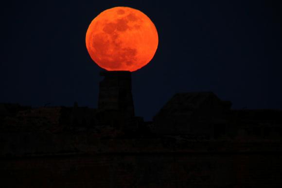 Super Lua vista em Malta