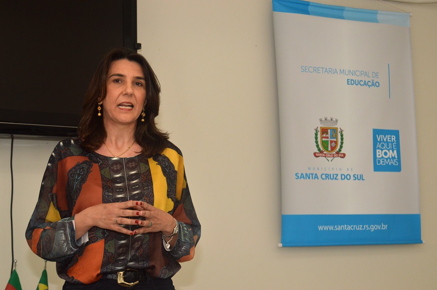 Secretária da Educação Jaqueline Marques divulga vagas em coletiva de imprensa 