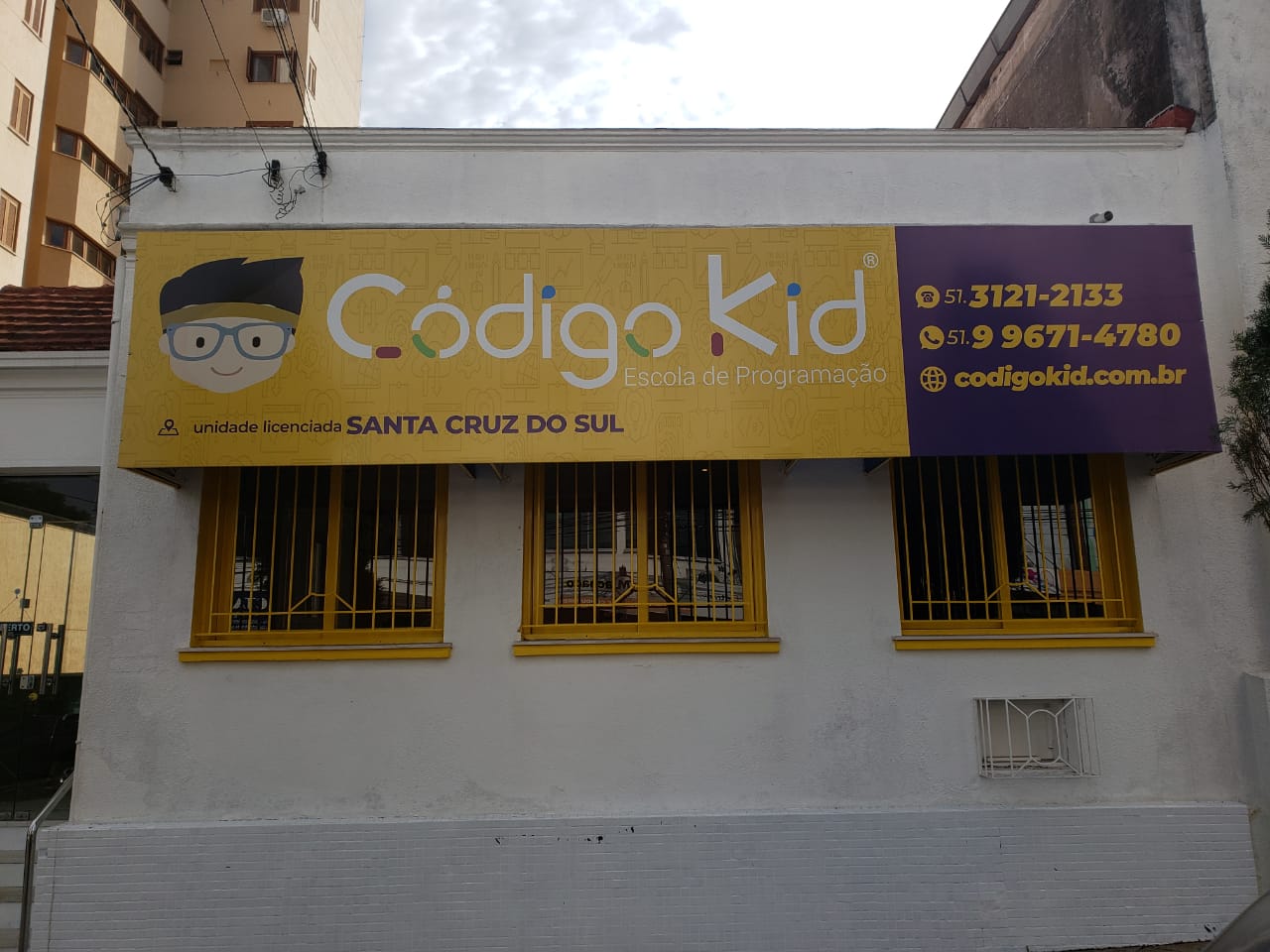 A CodigoKid Santa Cruz est‡ localizada no centro da cidade, rua 28 de Setembro, 531